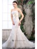 Vestido de novia de encaje.
