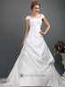 Traje de novia con pliegues y bordados.