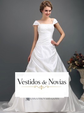 Traje de novia con pliegues y bordados.