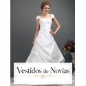 Traje de novia con pliegues y bordados.