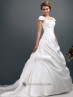 Traje de novia con pliegues y bordados.