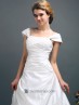 Traje de novia con pliegues y bordados.