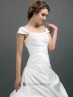 Traje de novia con pliegues y bordados.