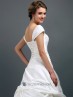 Traje de novia con pliegues y bordados.