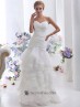 Vestido de noiva com alças.