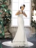 Vestido novia con plumas.
