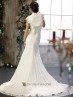 Vestido novia con plumas.