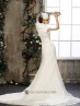 Vestido novia con plumas.