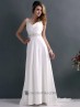 Traje nupcial con escote con caida.