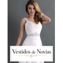 Traje nupcial con escote con caida.