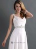 Traje nupcial con escote con caida.