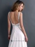 Traje nupcial con escote con caida.
