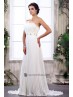 Vestido de novia con plisados.