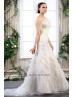 Vestido nupcial con plumas.