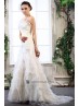 Vestido nupcial con plumas.