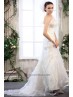 Vestido nupcial con plumas.