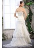 Vestido nupcial con plumas.
