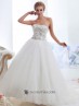 Traje nupcial con corset con pedrería.