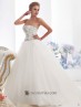 Traje nupcial con corset con pedrería.