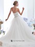 Traje nupcial con corset con pedrería.