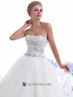 Traje nupcial con corset con pedrería.