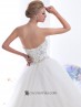 Traje nupcial con corset con pedrería.