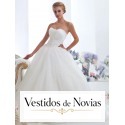 Traje de novia estilo gala con brillo.