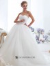 Traje de novia estilo gala con brillo.