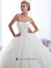 Traje de novia estilo gala con brillo.