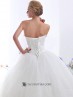 Traje de novia estilo gala con brillo.