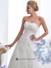Traje de novia línea A con bordados.