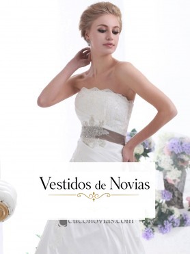 Robe de mariée avec ceinture.