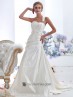Vestido de novia con drapeados.