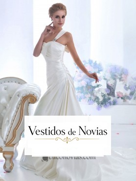 Vestido de novia con drapeados.