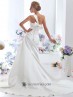 Vestido de novia con drapeados.