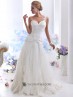 Vestido de novia con drapeados y bordados.