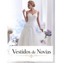 Vestido de novia con drapeados y bordados.