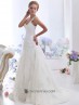 Vestido de novia con drapeados y bordados.
