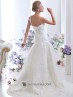 Vestido de novia con drapeados y bordados.