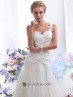 Vestido de novia con drapeados y bordados.