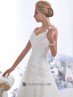 Vestido de novia con drapeados y bordados.