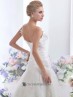 Vestido de novia con drapeados y bordados.