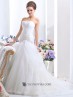 Vestido de novia con plisados y bordados.