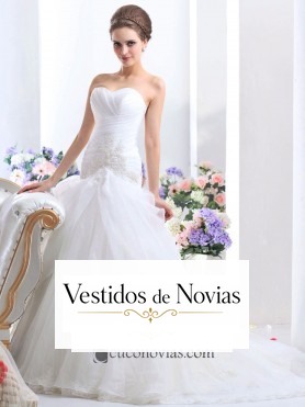 Robe de mariée avec des plis et broderie.