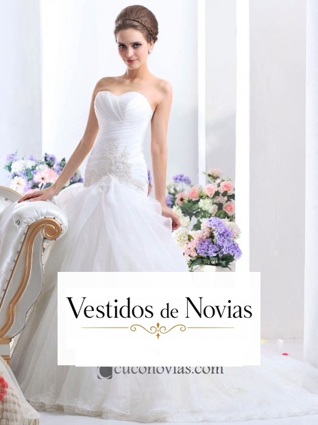 Vestido de novia con plisados y bordados.