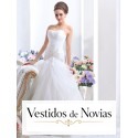 Vestido de novia con plisados y bordados.