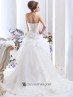 Vestido de novia con plisados y bordados.