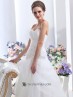 Vestido de novia con plisados y bordados.