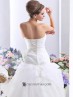 Vestido de novia con plisados y bordados.