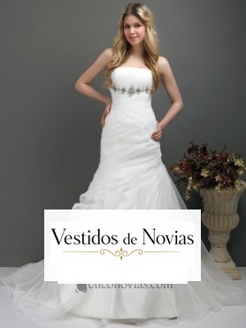 Vestido sirena de novia con pedrería.